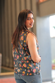  Our sweet floral-printed tank top, a charming addition to your wardrobe. With its sleeveless design and front tie detail, it's the perfect choice for both casual-chic and boho-chic styling.