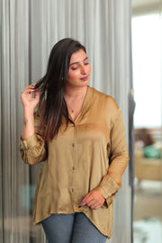 A loose-fitting button-up shirt with a typical collar and long sleeves is available with the cuffed button.